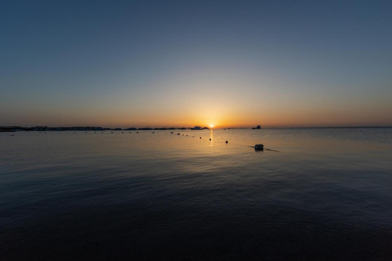 The Grand Resort Hurghada Exterior photo Sunset over the Gulf of Naples